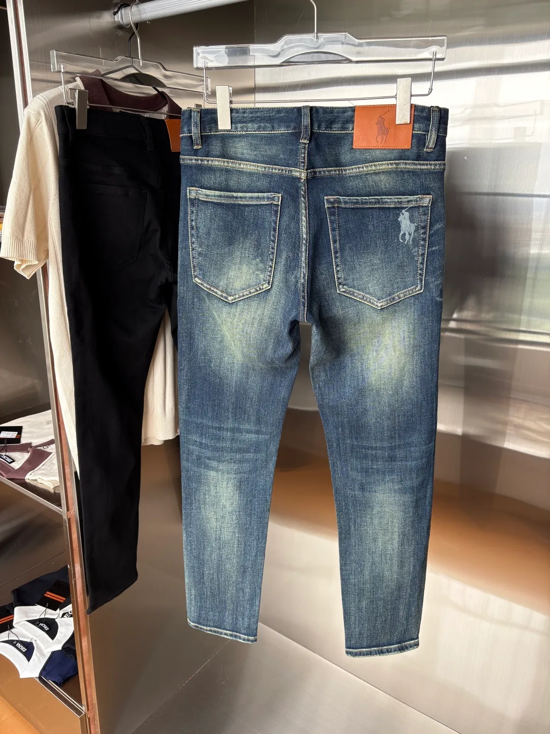 P240 A super stylish pair of jeans, customized original washed denim fabric, unique design, top-notch embroidered letter pattern logo, original hardware accessories decoration, an extremely outstanding pair of jeans, the materials and craftsmanship are extremely luxurious and exquisite, extremely high-grade, handsome and stylish upper body, recommended 👍, 005 code number: 29-38 but not 35; 37